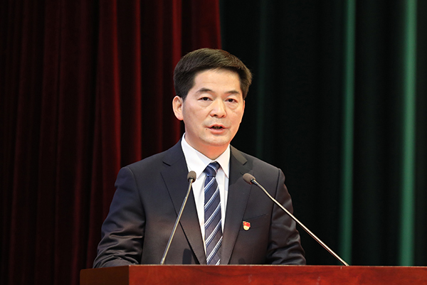 新当选人员进行宪法宣誓新当选人员进行宪法宣誓大会以无记名投票的