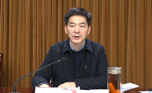 张守锐主持召开县委常委会扩大会议