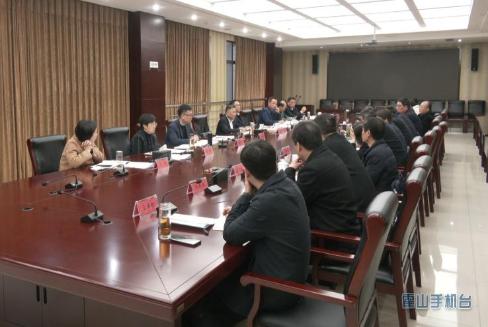 张守锐主持召开县委理论中心组学习会