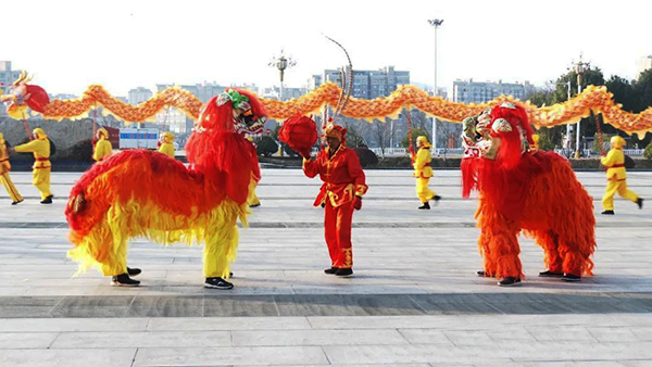 龙狮踩街闹新春传统文化贺新年