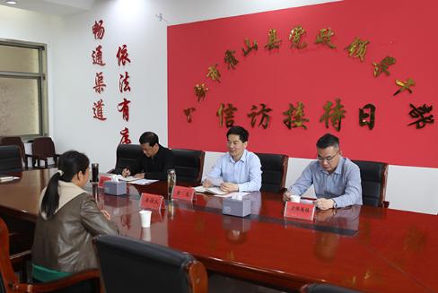 罗文接待来访群众