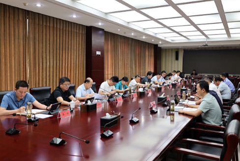 张守锐主持召开县委理论学习中心组学习会