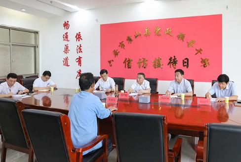张守锐接待来访群众