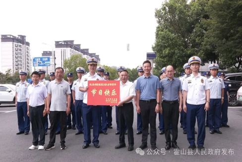 县四个班子领导分别开展“八一”慰问活动
