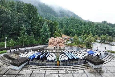 霍山县举行烈士纪念日向人民英雄敬献花篮仪式