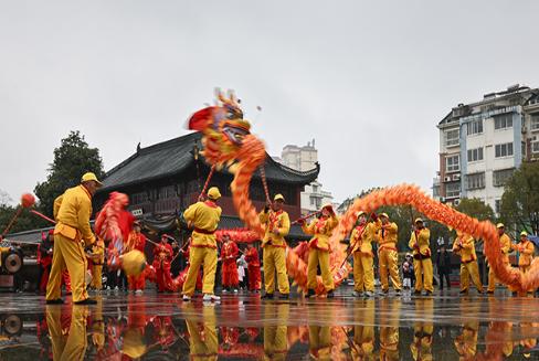 【新春走基层】霍山县举办龙狮踩街贺新春活动