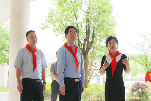 罗文、刘瀚宇开展“六一”儿童节走访慰问活动
