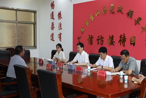 罗文接待来访群众