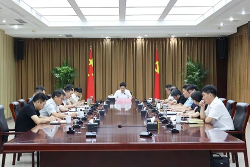 县委理论学习中心组召开学习会议