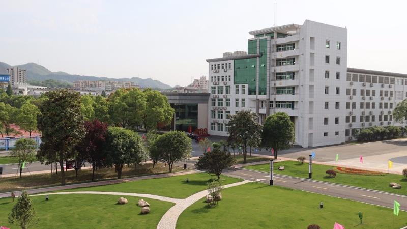 霍山二中顺利迁入新校区